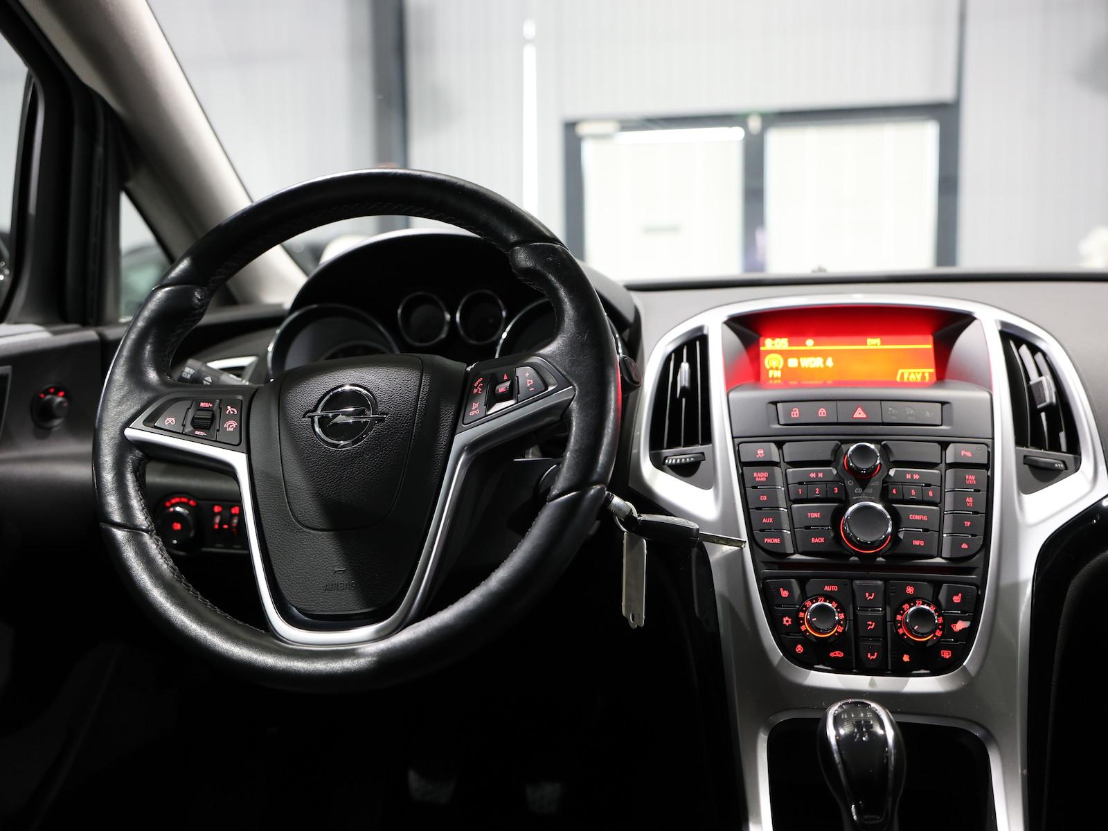 Opel Astra J 1.6 STYLE / LEDER / TEMPOMAT / PDC / SHZ