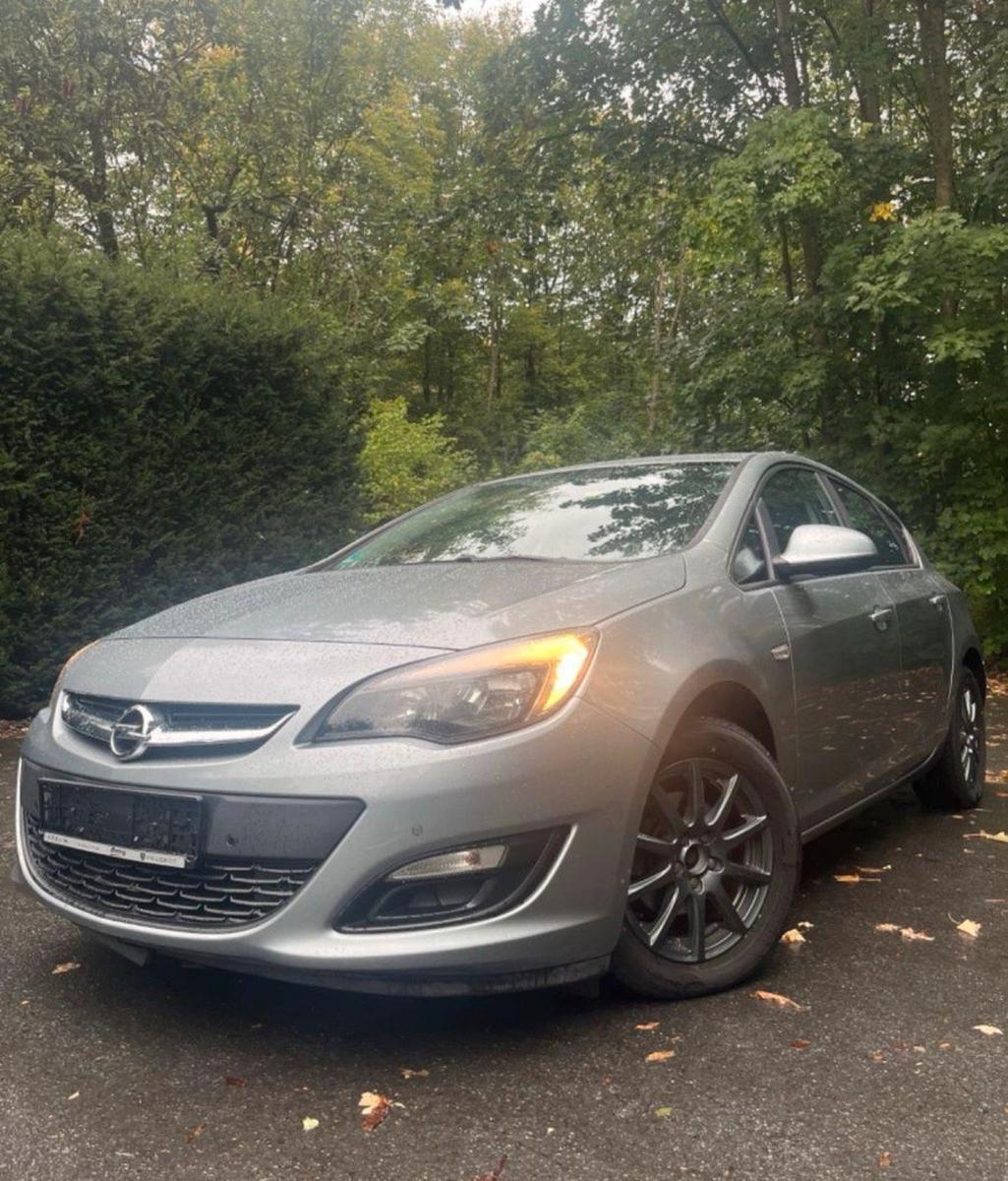 Opel Astra 2012 — interior