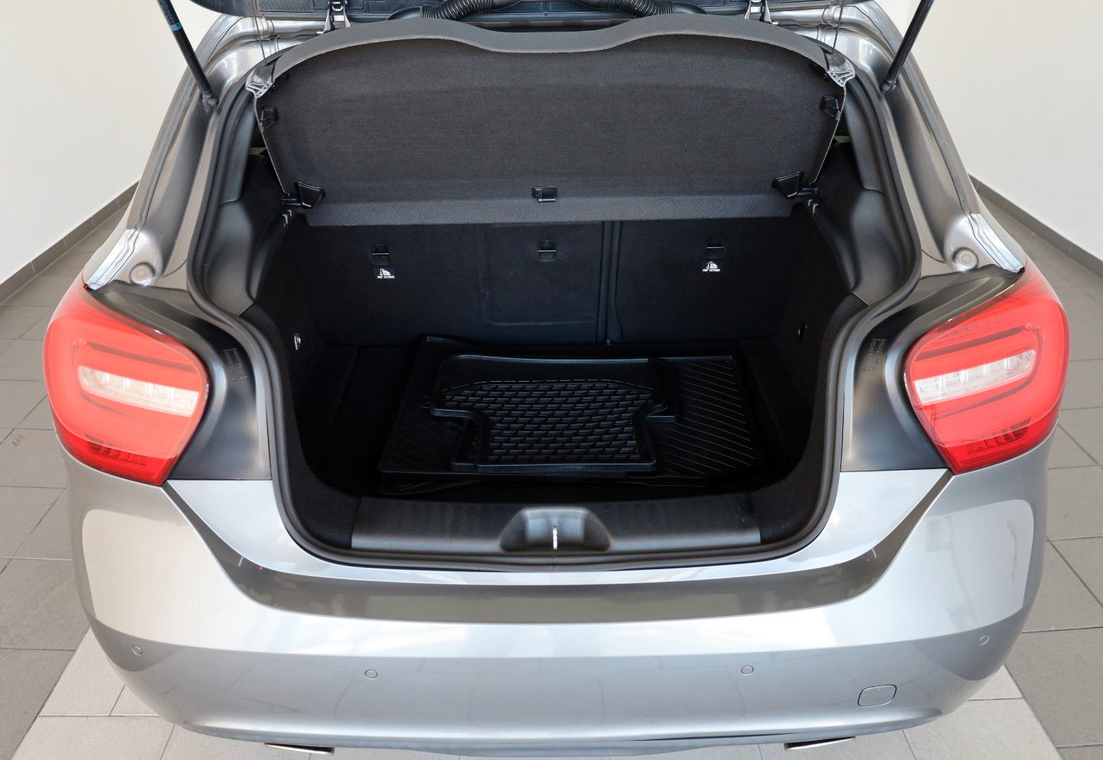 Fahrzeugabbildung Mercedes-Benz A 180 Urban T.Leder,Navi,Xenon,Panorama,SH,PDC