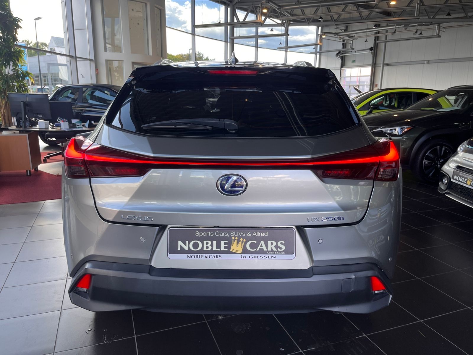 Fahrzeugabbildung Lexus UX 250h Launch Edition LED AHK NAV RFK SHZ ALU