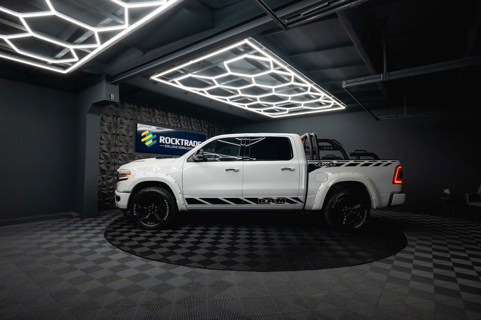 Fahrzeugabbildung Dodge RAM 5.7 V8 HEMI LIMITED Offroad Night-Paket *LED