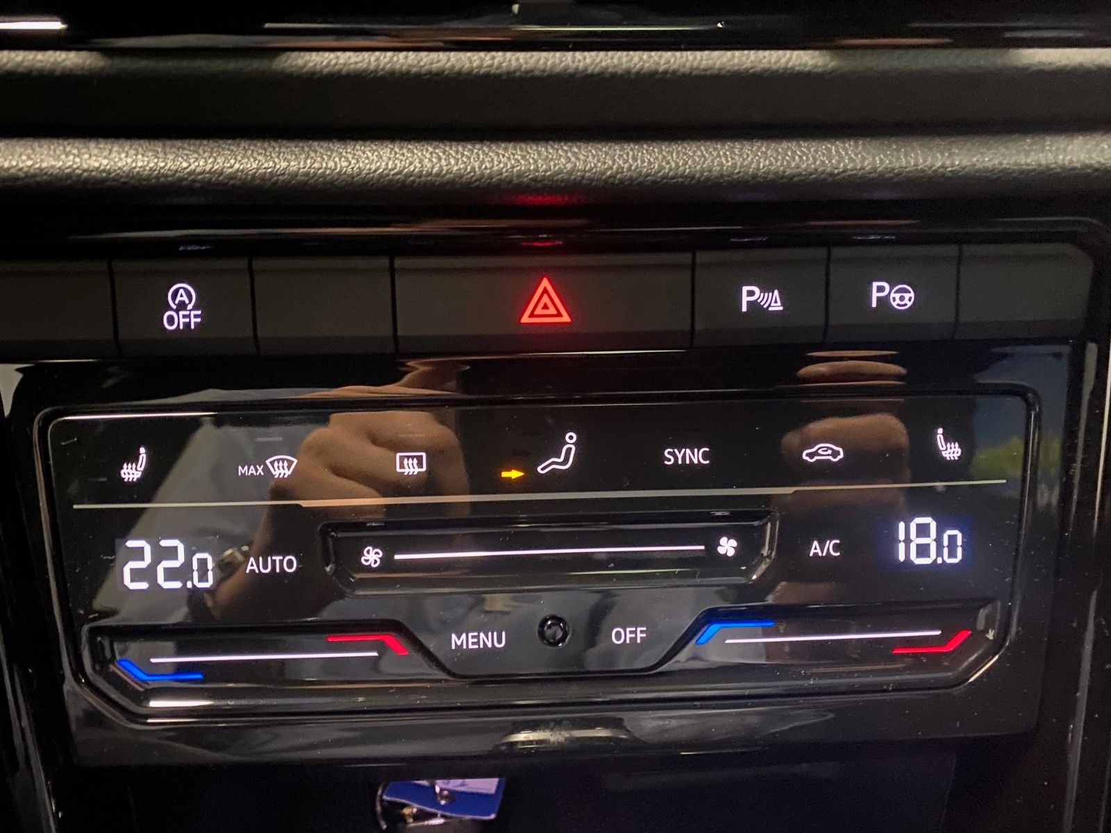 Fahrzeugabbildung Volkswagen T-Roc 1.5 TSI DSG+STYLE+PANORAMA+AHK+GARANTIE+BC