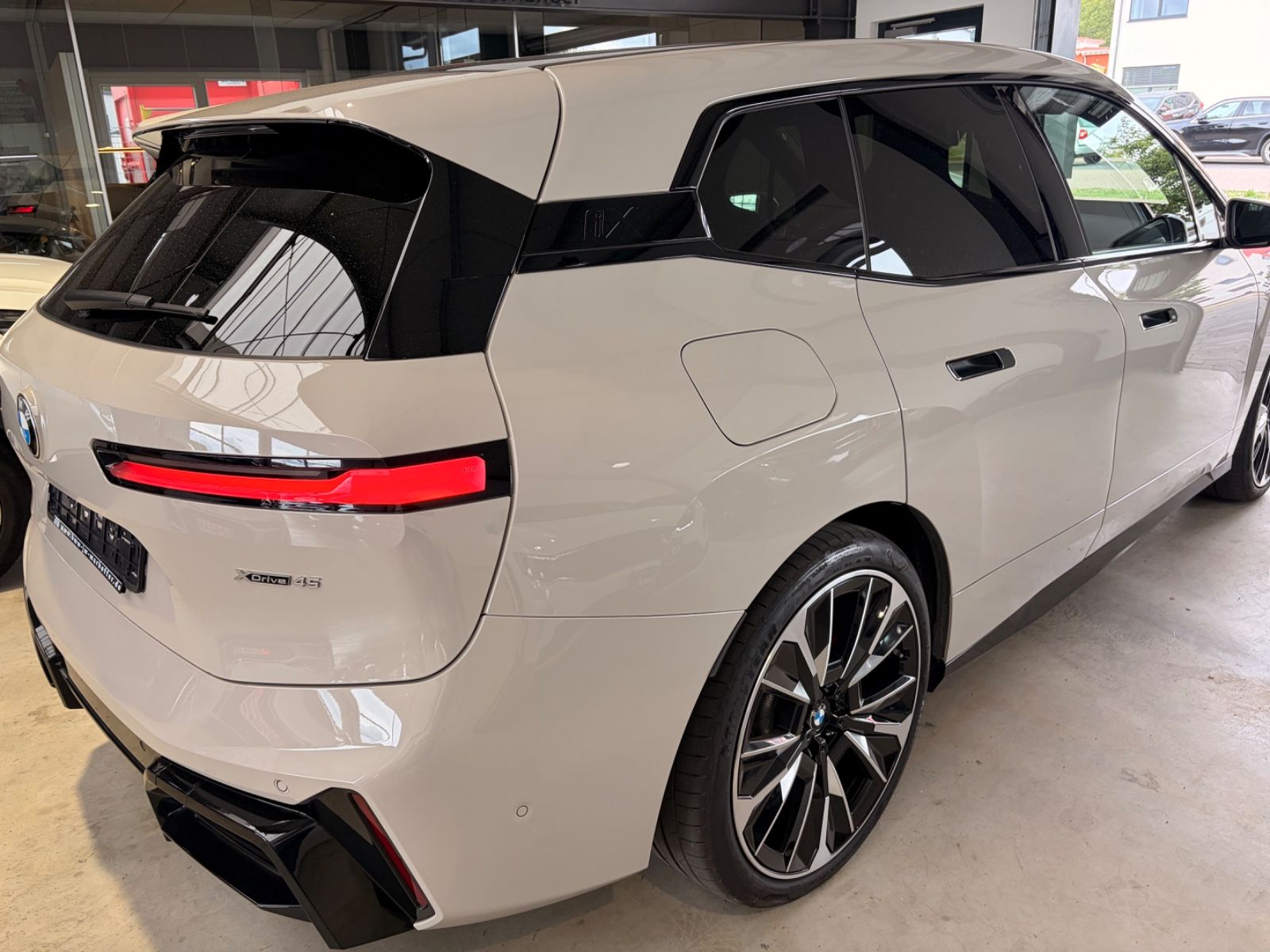 BMW iX xDrive45 MSportPro Neupreis 111.565,- € imagem 3