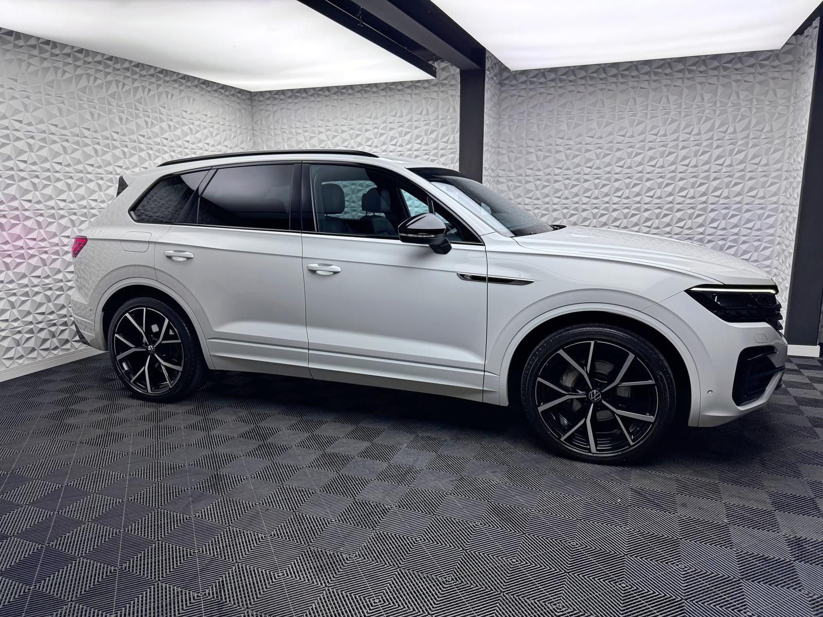 Fahrzeugabbildung Volkswagen 3.0 TDI*R-LINE*IQ*ALLRADLENK*DYNAUDIO*STANDHZ*AH