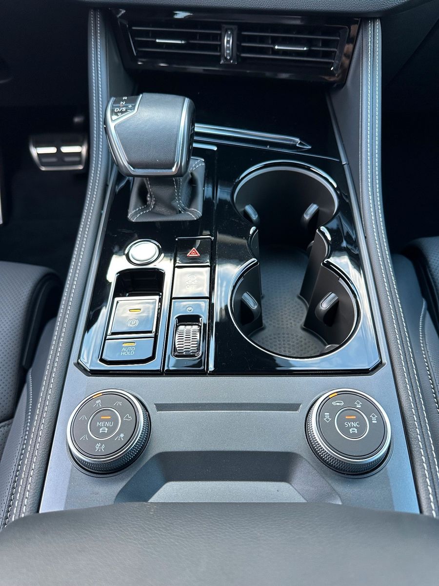 Fahrzeugabbildung Volkswagen Touareg 3.0 V6 TDI 4M R-Line NAV+LED+20ZOLL+AHK