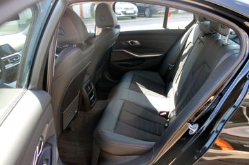 Fahrzeugabbildung BMW 330e Sport Line Steptr. Memory H&K ACC PDC Laser