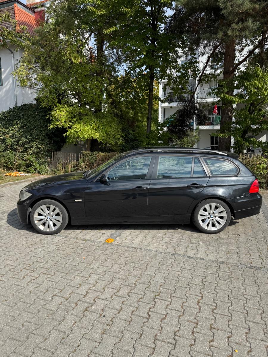 BMW 320 2005 — rear view