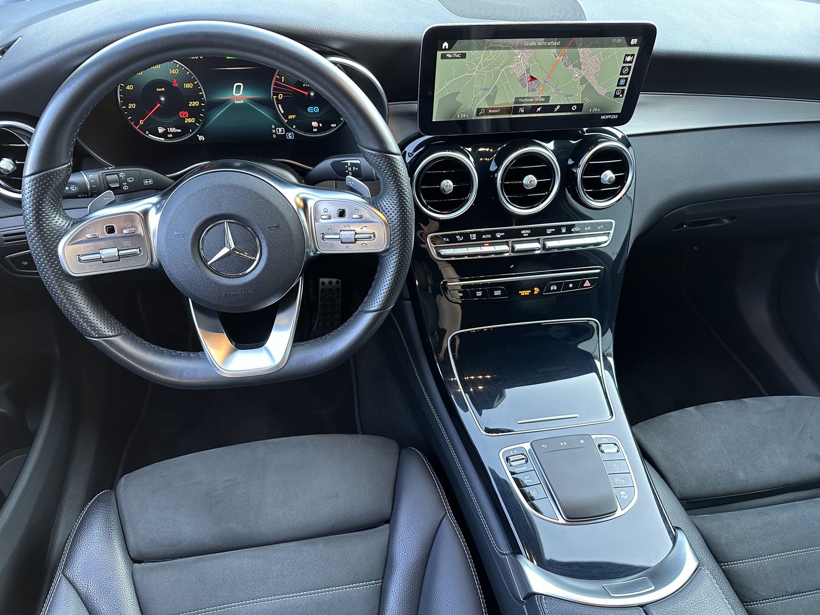 Fahrzeugabbildung Mercedes-Benz GLC 300de 4M AMG-Line NAV+LED+AHK+KAMERA+CARPLAY