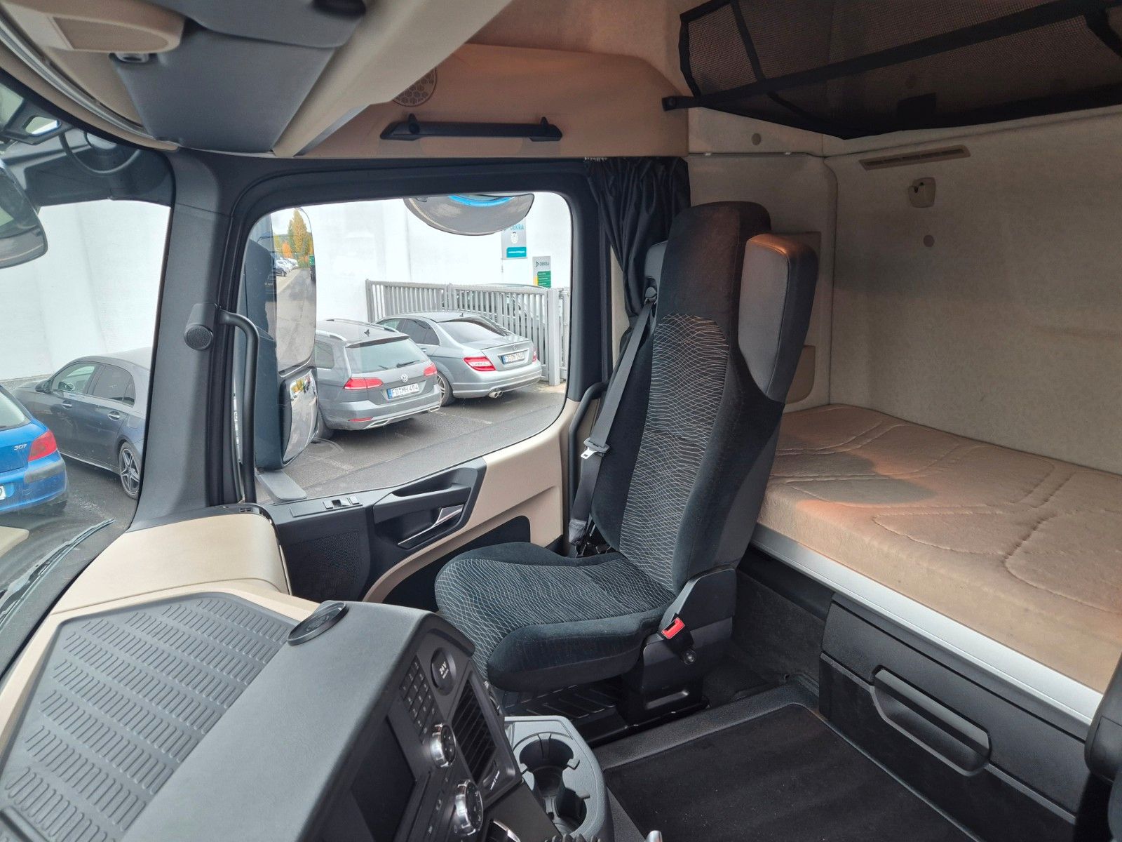 Fahrzeugabbildung Mercedes-Benz Actros 2653 LS 6x4 Retarder 120.000kg