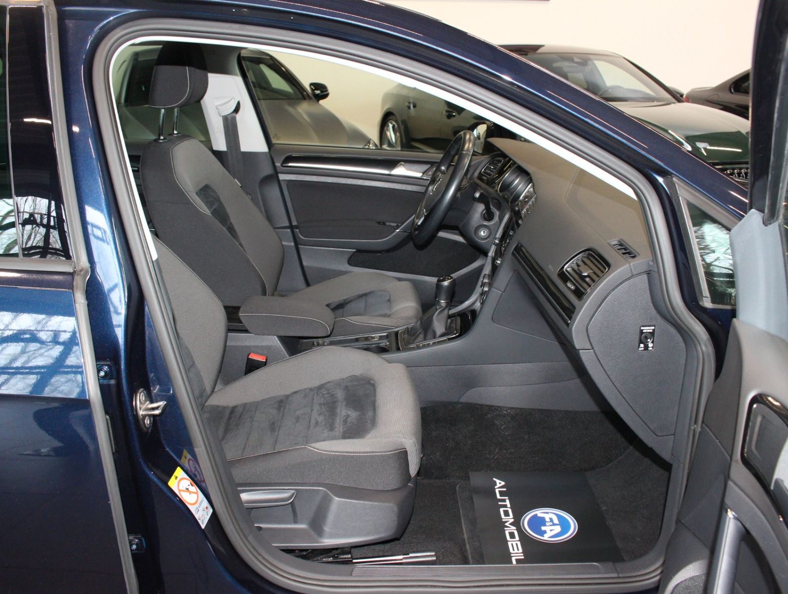 Fahrzeugabbildung Volkswagen Golf 1.4 TSI BMT Highline*Navi*Bi-Xenon*PDC