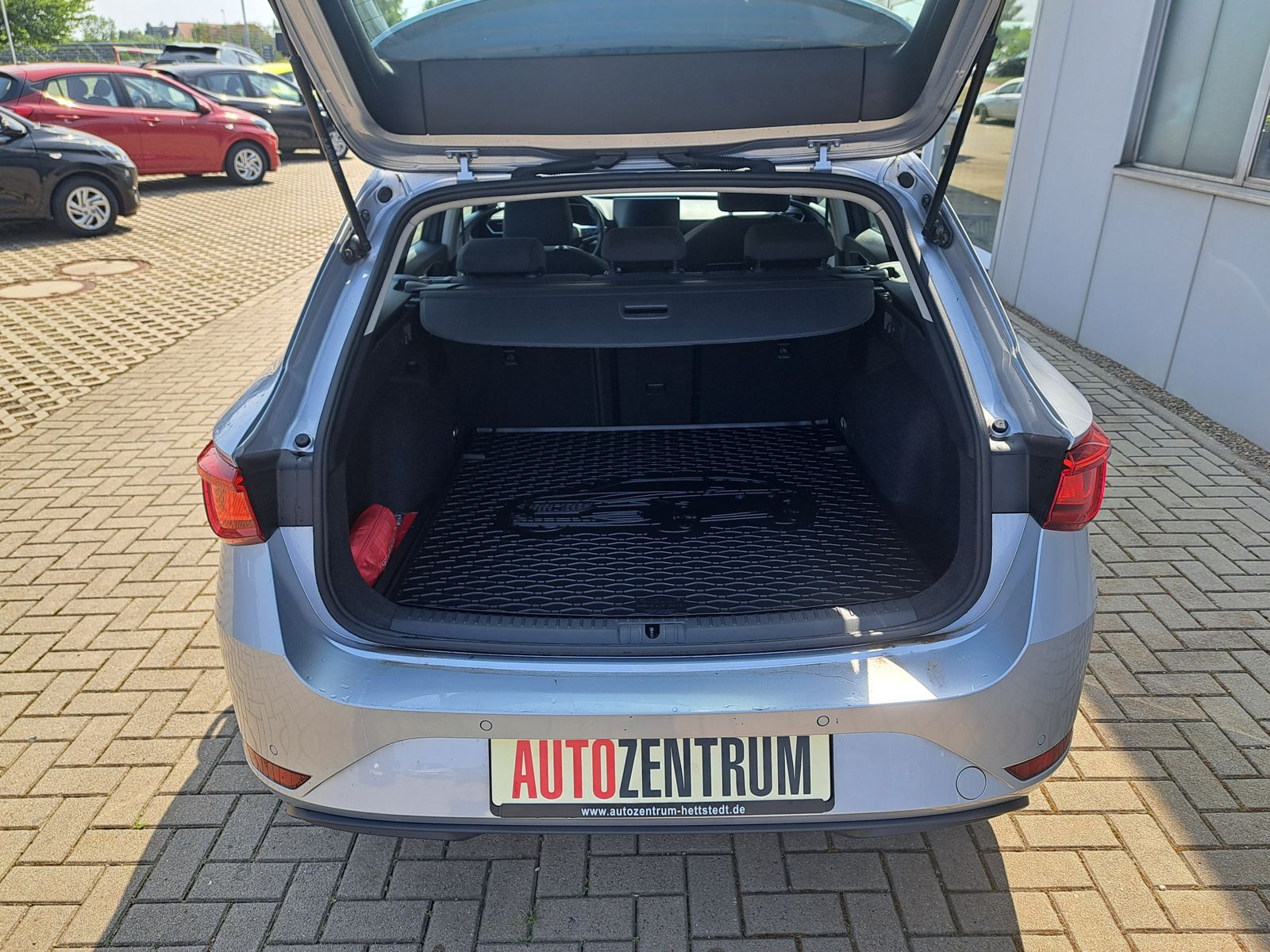 Fahrzeugabbildung SEAT Leon Style ST 2.0 TDI DSG LED PARK-ASSIST NAVI