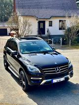 Mercedes-Benz ML 250 BlueTEC 4MATIC - - schwarze Mercedes-Benz ML 250