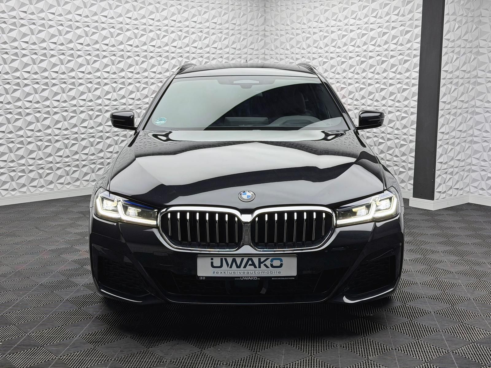 Fahrzeugabbildung BMW 520d M-PAKET/LASER/ACC/PANO/HUD/HIFI/RCAM/KEYLES