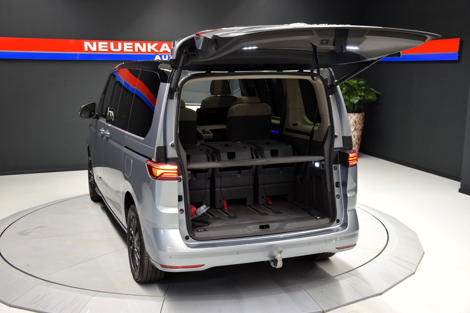 Fahrzeugabbildung Volkswagen T7 Multivan Edition 2xEasyOpen ACC Pano AHK 7Stz