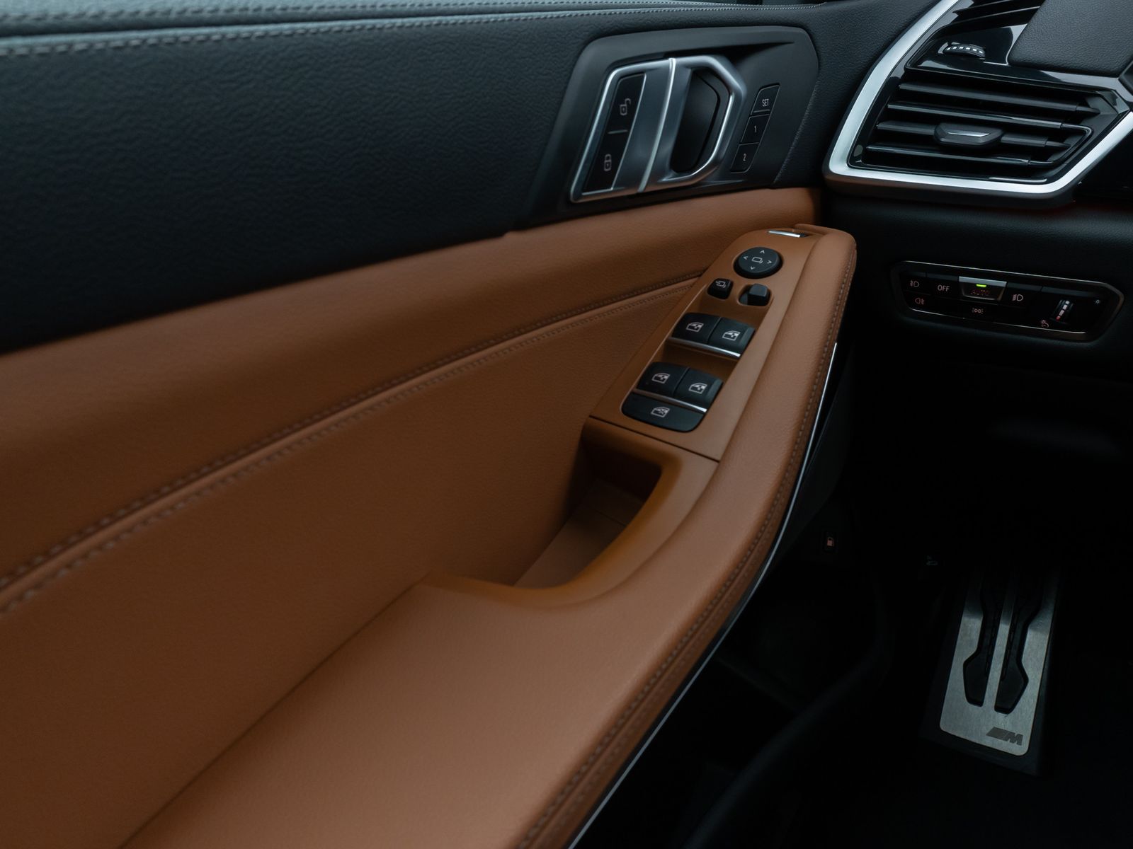 Fahrzeugabbildung BMW X5 xD45e M Sport Panorama Laser Kamera DAB H/K