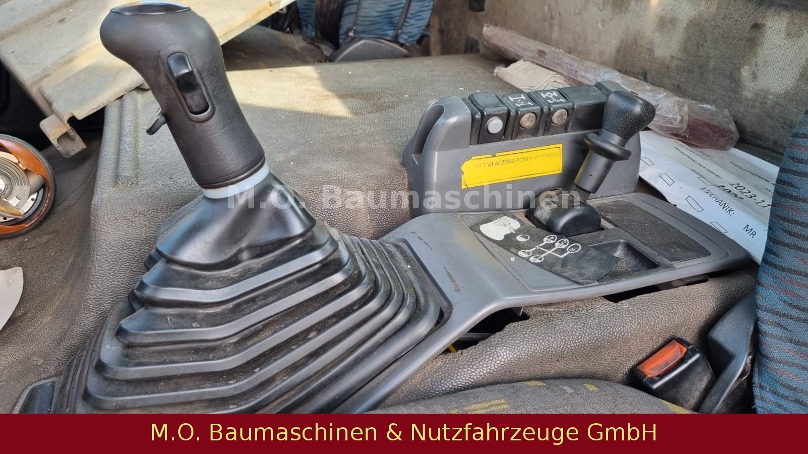 Fahrzeugabbildung Renault Kerax 370.26 / 6x4 /3.SeitenKipper /Fassi F130A