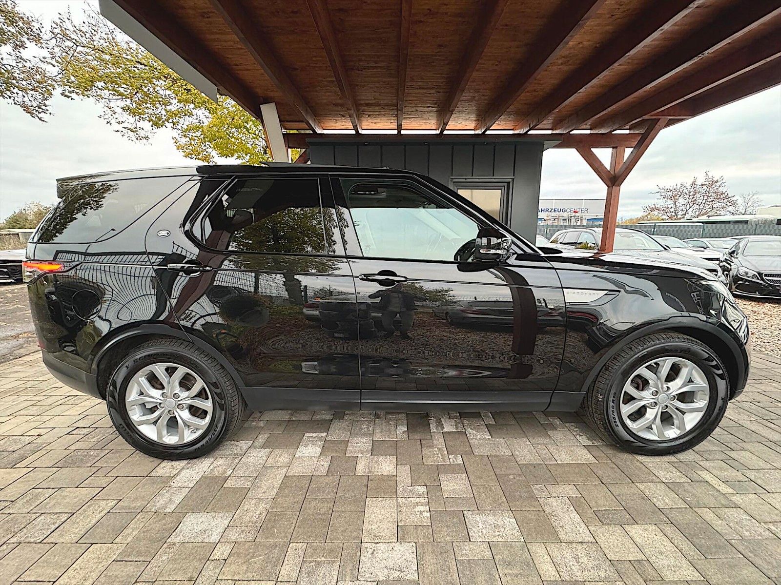 Fahrzeugabbildung Land Rover Discovery 5 SE Si4 *7 Sitze*Panorama*Top Zustand