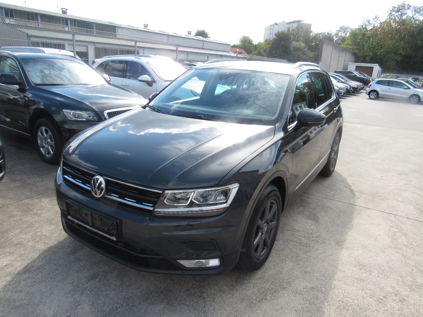 Volkswagen Tiguan - 1