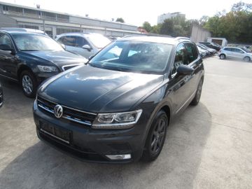 Volkswagen Tiguan - 1