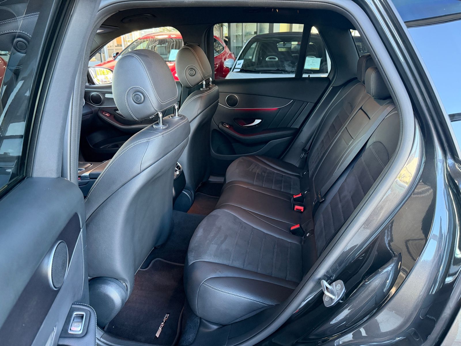 Fahrzeugabbildung Mercedes-Benz GLC 200 4Matic AMG Line AHK LED NAV SHZ 19"