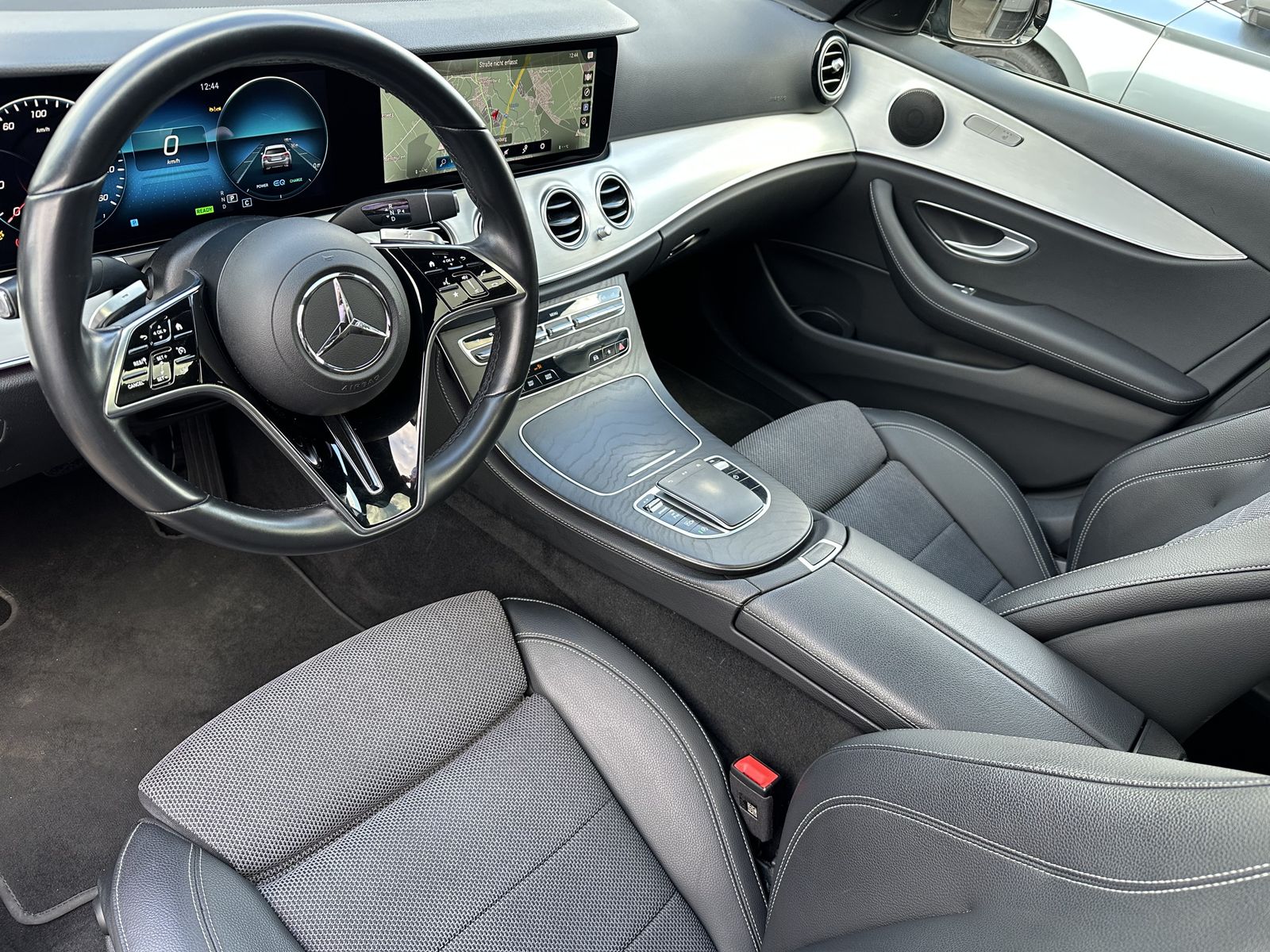 Fahrzeugabbildung Mercedes-Benz E 220d Avantgarde NIGHT-PAKET+KAMERA+WIDE+PANORA