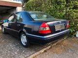 Mercedes-Benz Mercedes C220 Elegance Baureihe 202 - Mercedes-Benz C 220 mit Benzin-Antrieb: Limousine