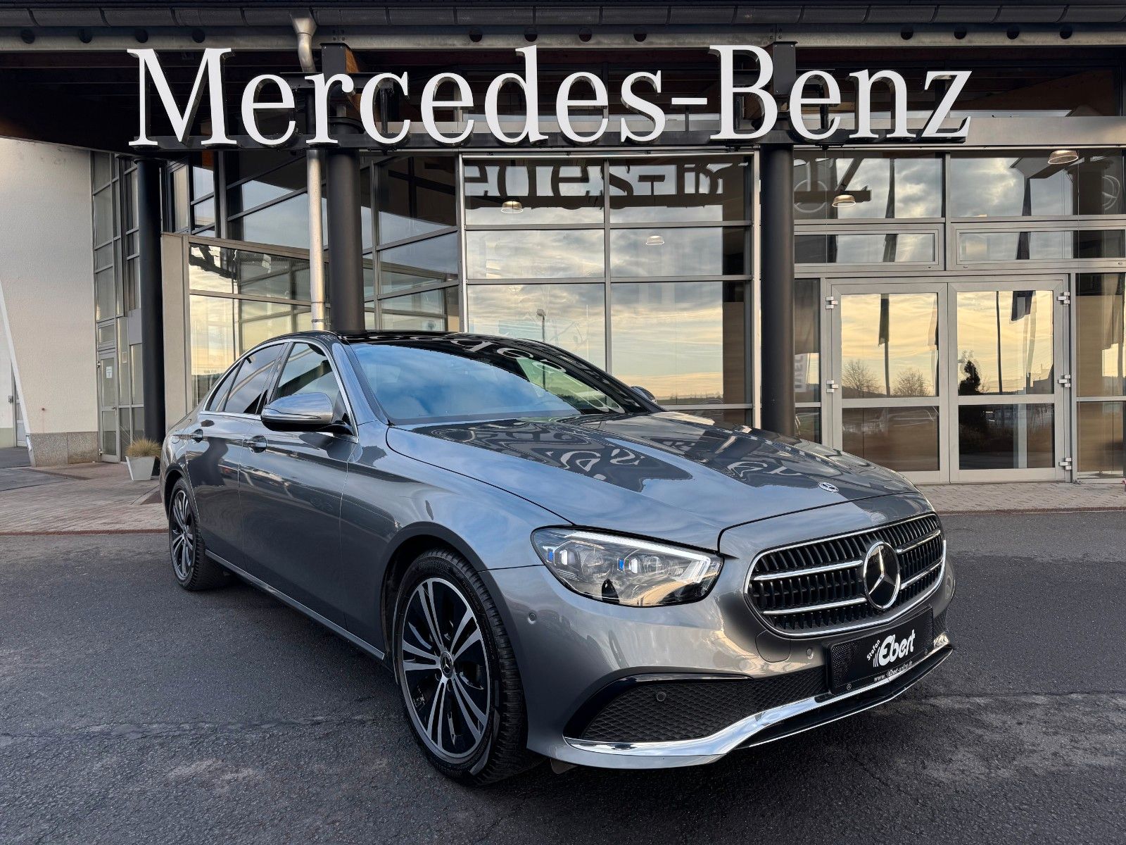 Fahrzeugabbildung Mercedes-Benz E 220d Avantgarde+Distr+Pano+AHK+MultiB+Ambiente