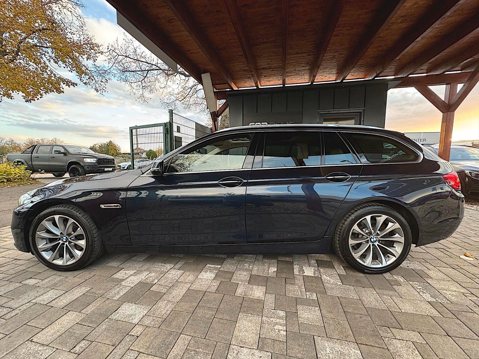 Fahrzeugabbildung BMW 520d Touring Luxury *Pano*Head Up*DAB*H&K*LED*