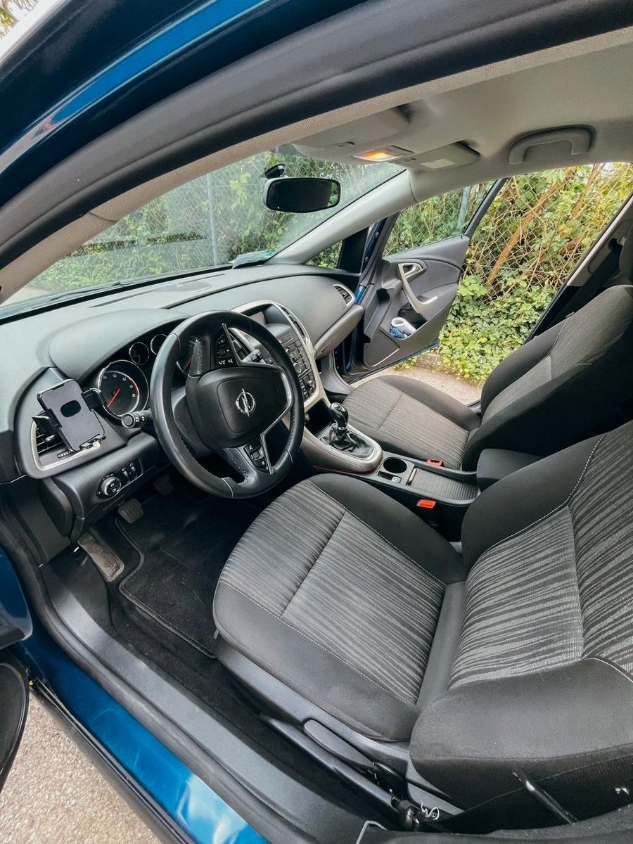 Opel Astra 2011 — photo 7