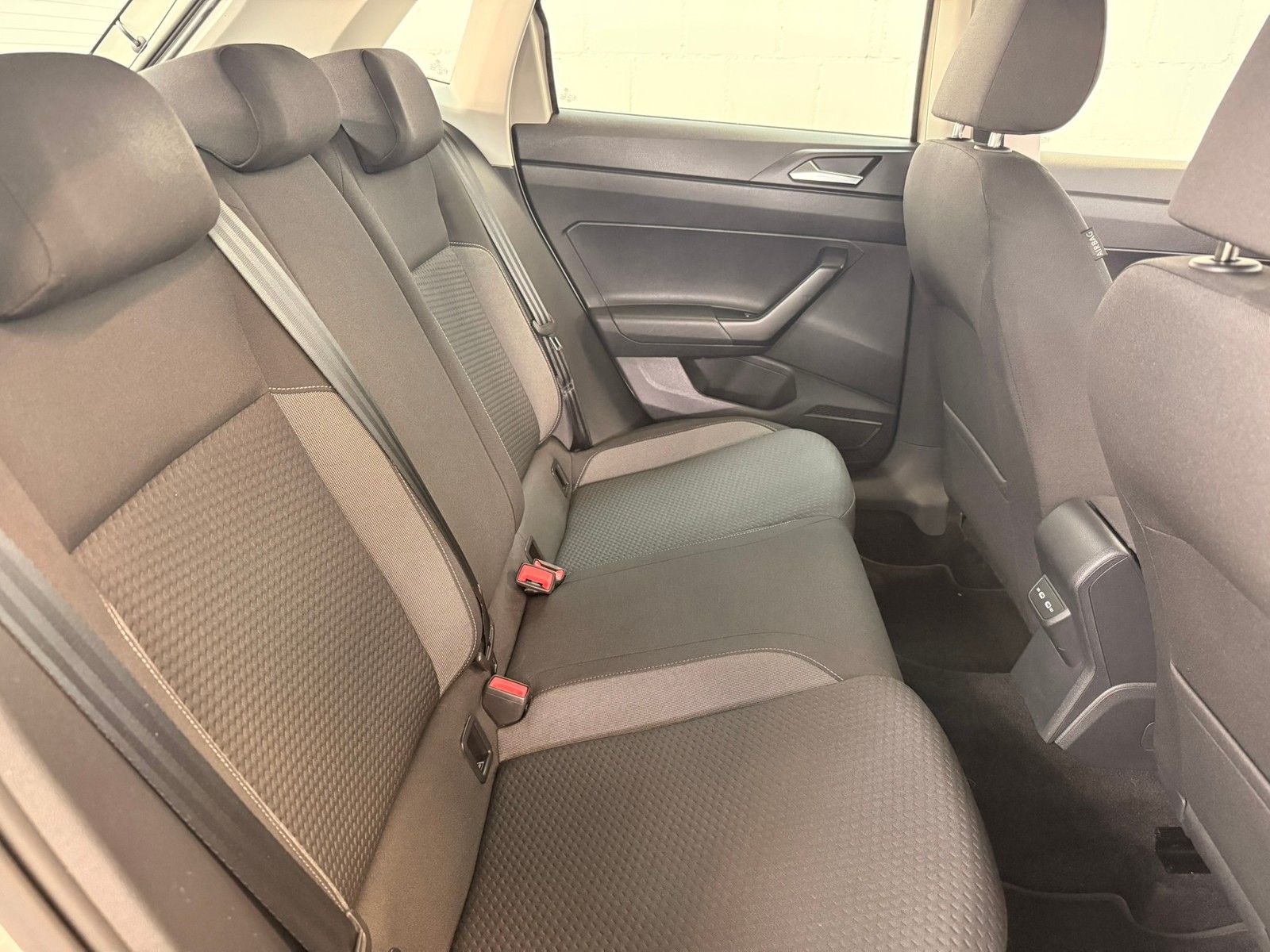 Fahrzeugabbildung Volkswagen Polo 1,0 TSI Life 5-Gang Schaltung + App Connect