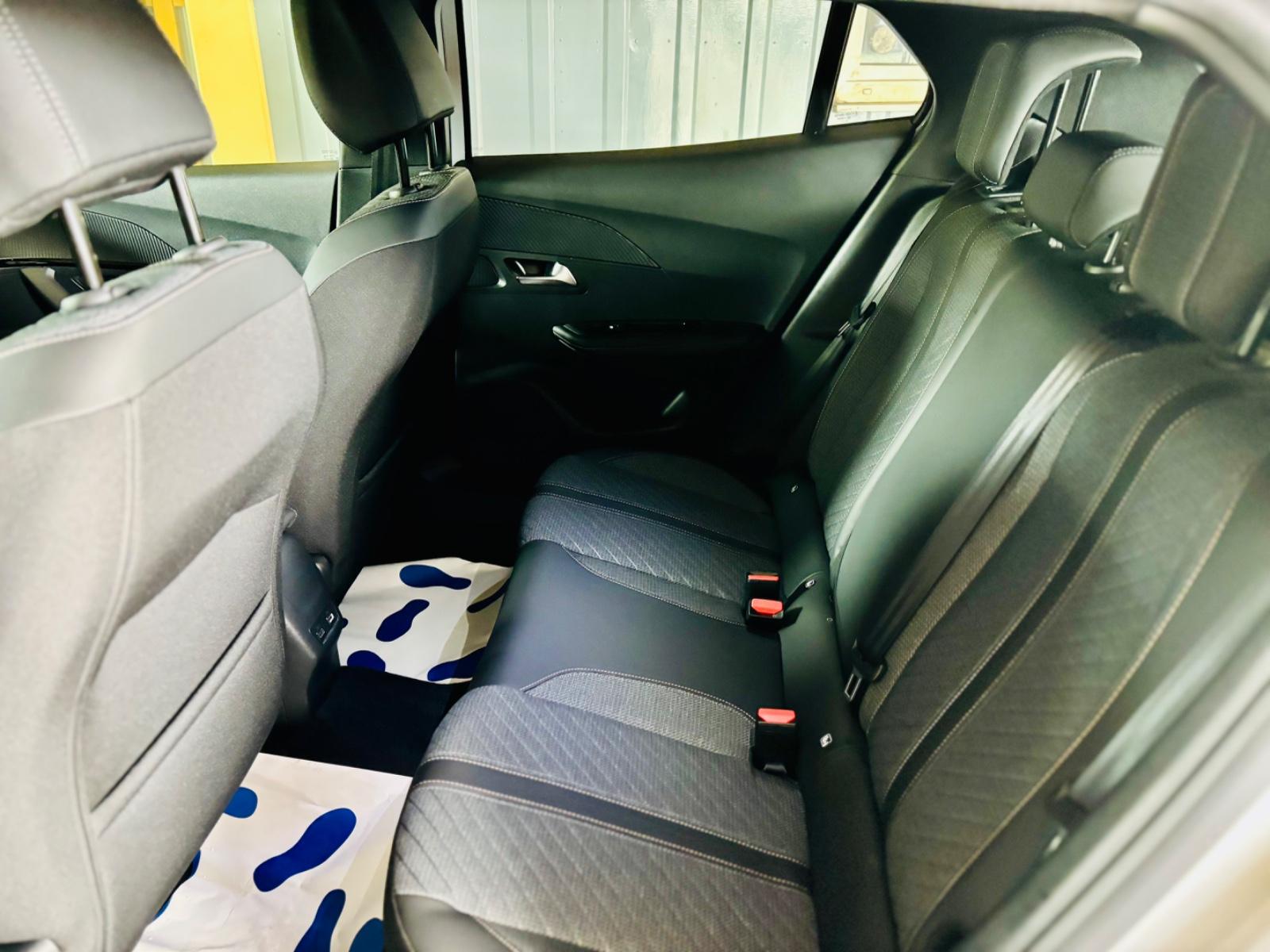 Peugeot 2008 Hybrid 136 Allure Anhängerkupplung/8300Km!