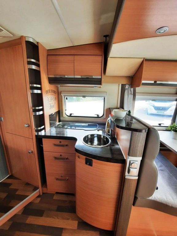 Fahrzeug Übersicht 12 Fahrzeugabbildung Knaus Sky Wave 650 MF Celebration25 Dachklima, Hubbett