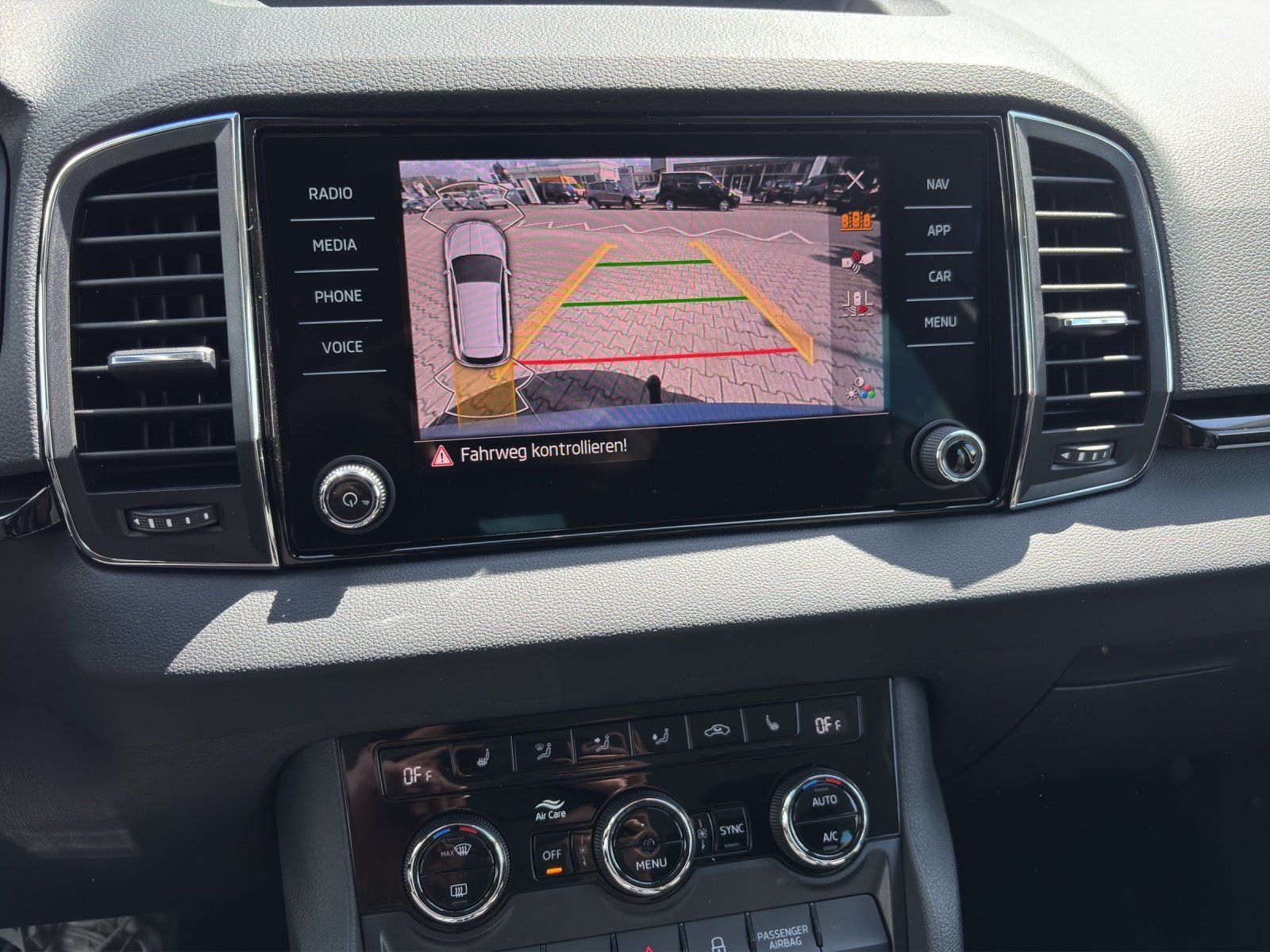 Fahrzeugabbildung SKODA Karoq Balance 1,5 TSI DSG ACC+AHK+MATRIX+KAMERA