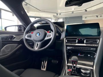 BMW M8 Competition Coupé xDrive LCI B&W Surround