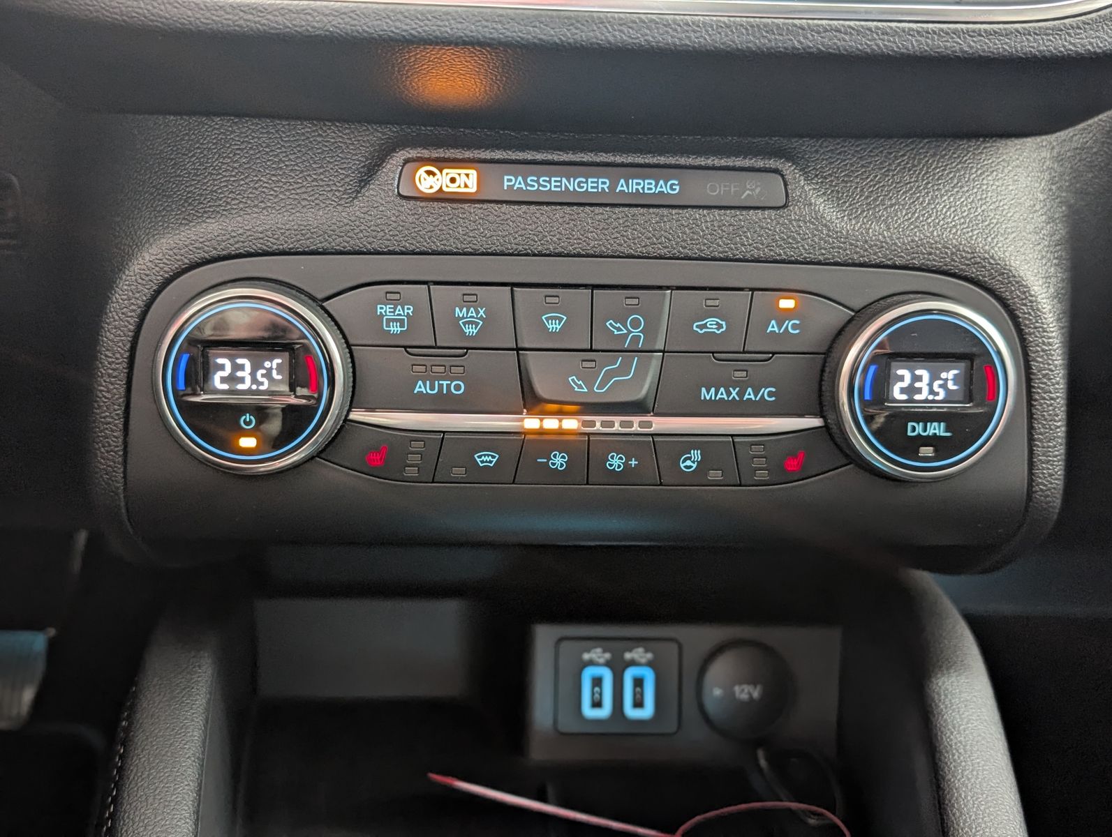 Fahrzeugabbildung Ford Focus Titanium X LED KAMERA SHZ AHK APPLINK TEMP