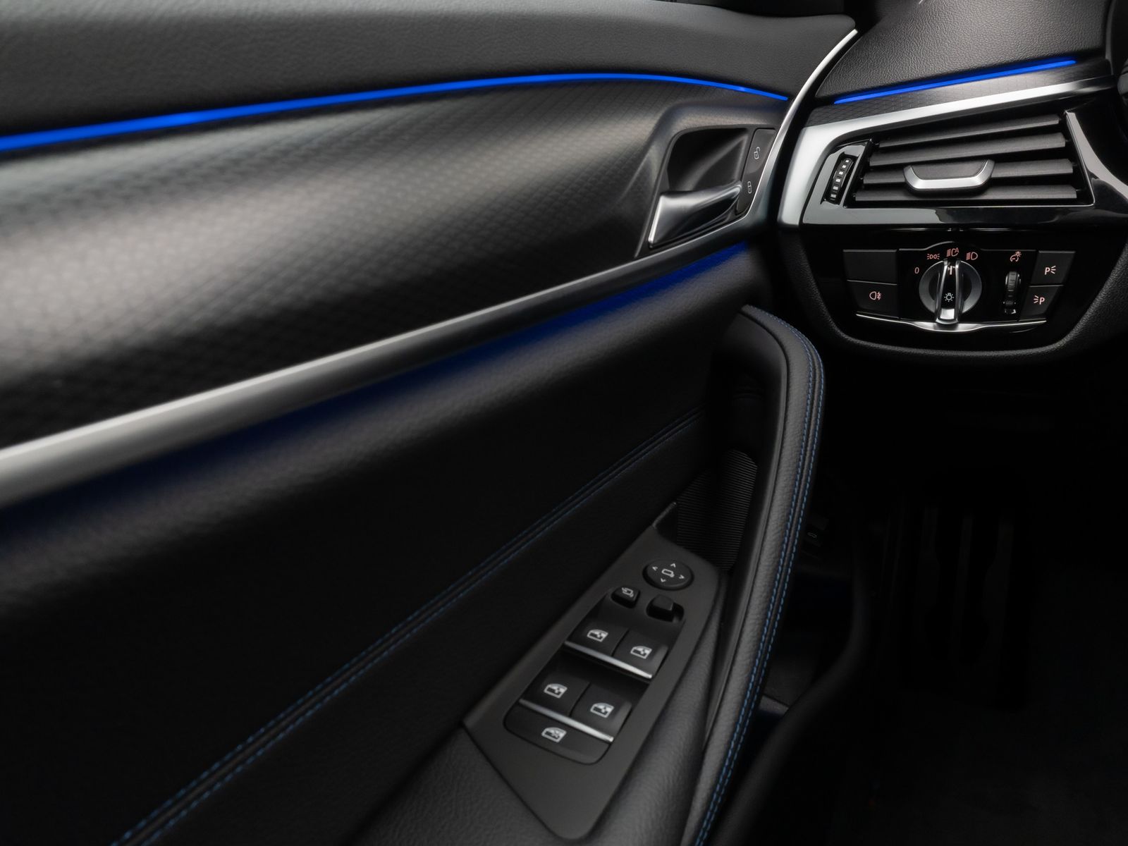 Fahrzeugabbildung BMW 530d xD M Sport Panorama Kamera HUD HiFi Komfort