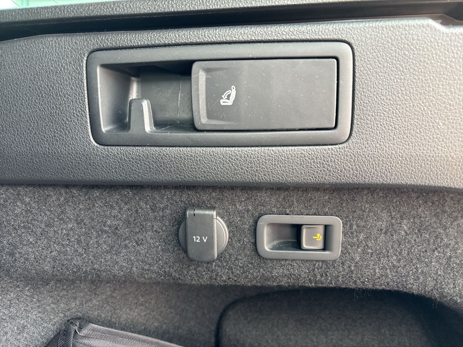 Fahrzeugabbildung Volkswagen Passat Variant Elegance 2.0 TDI 4Motion DSG AHK