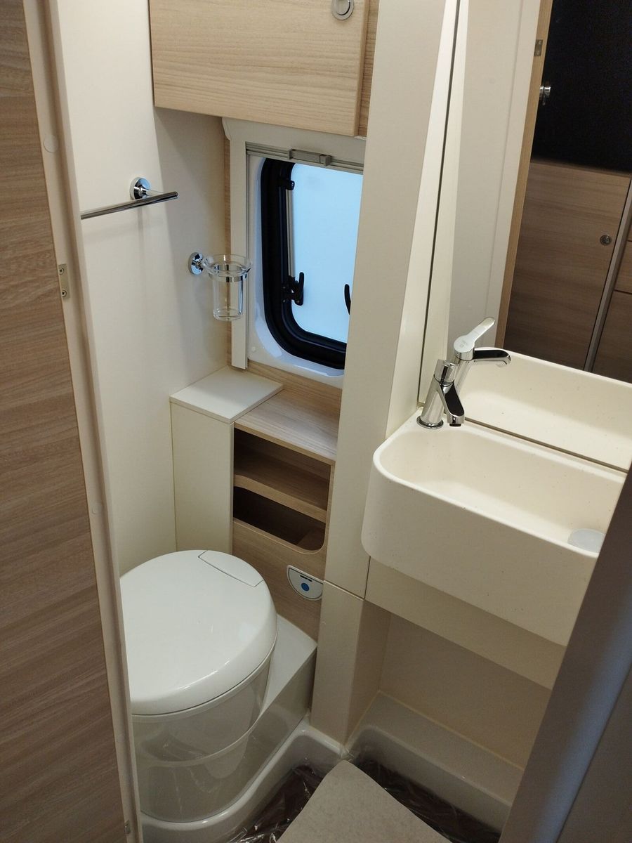 Fahrzeugabbildung Eura Mobil Van V 635 EB Klimaauto., Solar, Fahrassistenzpak