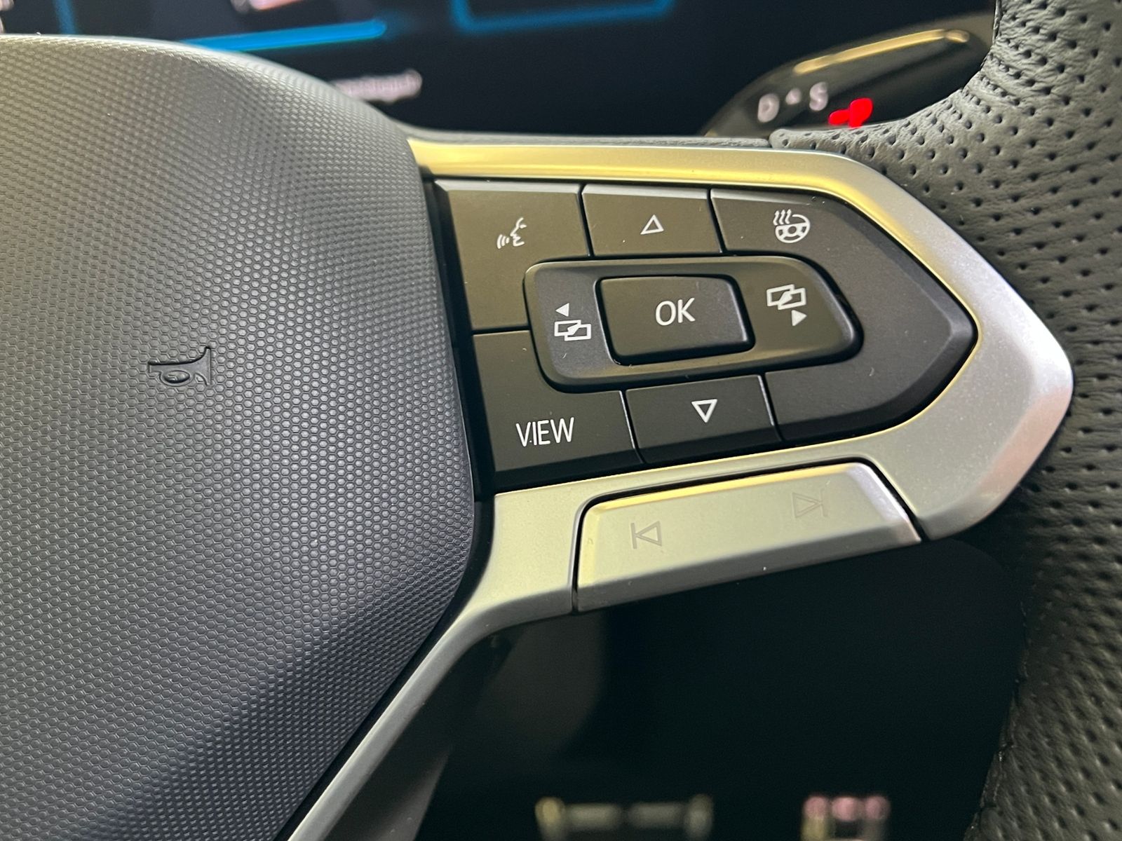 Fahrzeugabbildung Volkswagen Tiguan R-Line 1.5 eTSI DSG *AHK, IQ.Light, DCC,