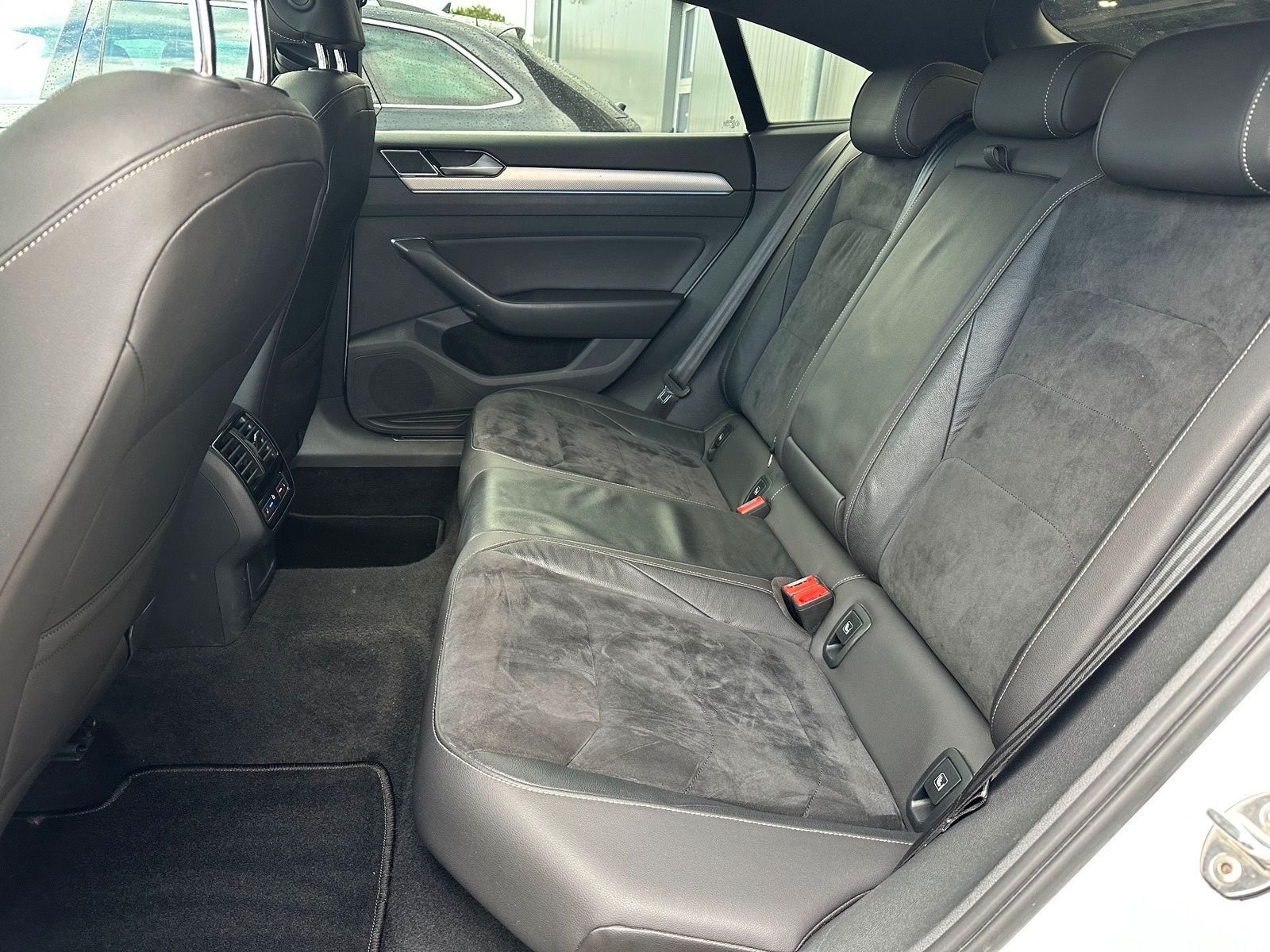 Fahrzeugabbildung Volkswagen Arteon 2.0 TSI DSG R-Line NAV+LED+PANO+360°+ACC