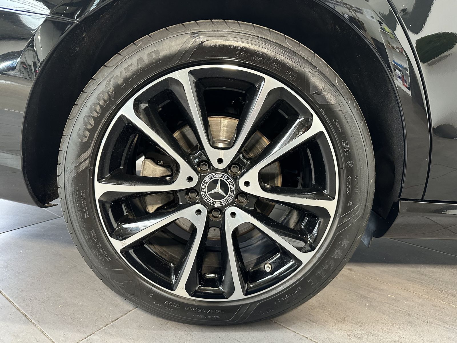 Fahrzeugabbildung Mercedes-Benz E 300d 4M Avantgarde NAV+LED+AHK+BURMESTER+PANO