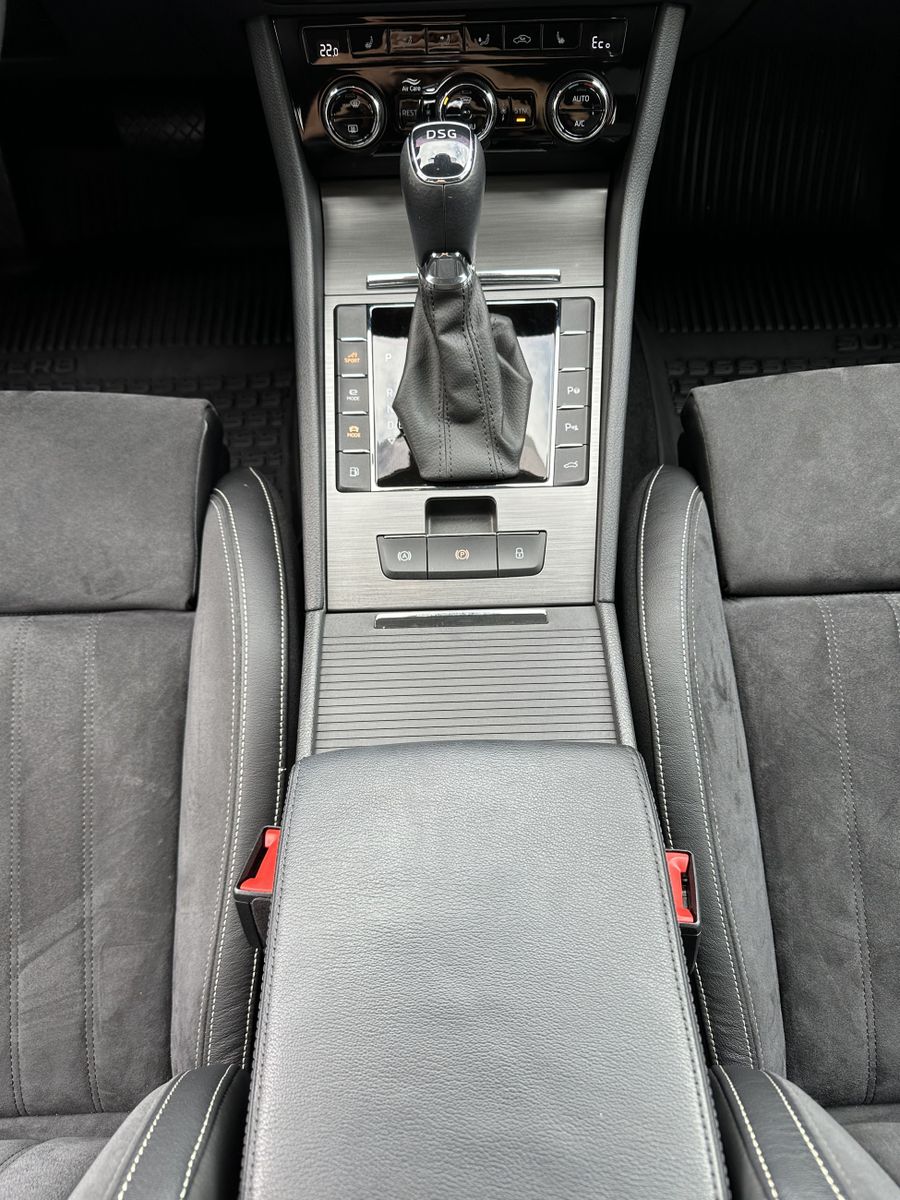 Fahrzeugabbildung SKODA Superb Combi 1.4 TSI iV DSG Style NAV+LED+VCOCK