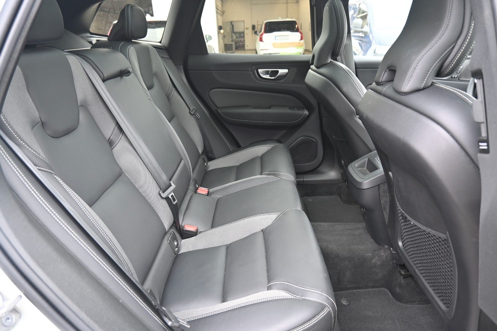 Fahrzeugabbildung Volvo XC60 B4 Benzin FWD Plus Dark*STHZG*360°*ACC*AHK