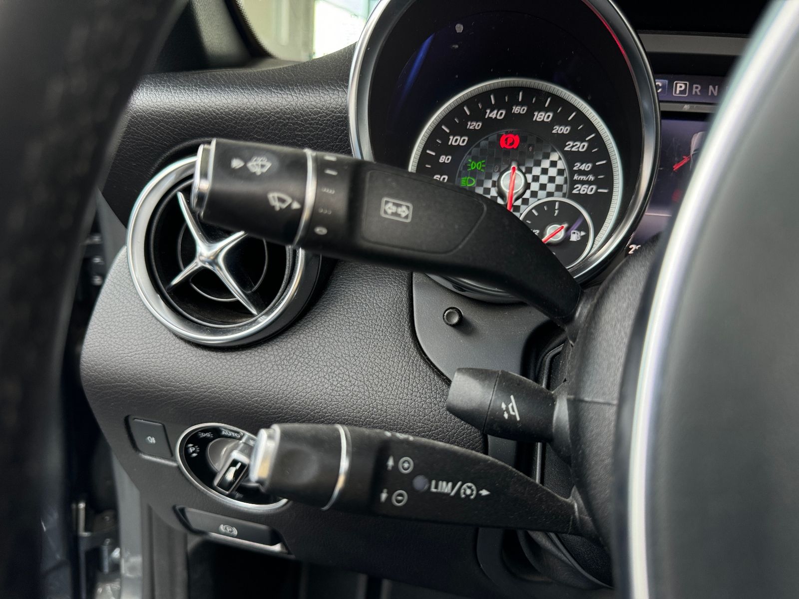 Fahrzeugabbildung Mercedes-Benz SLC 300 AMG Line LED NAV SHZ PDC ALU