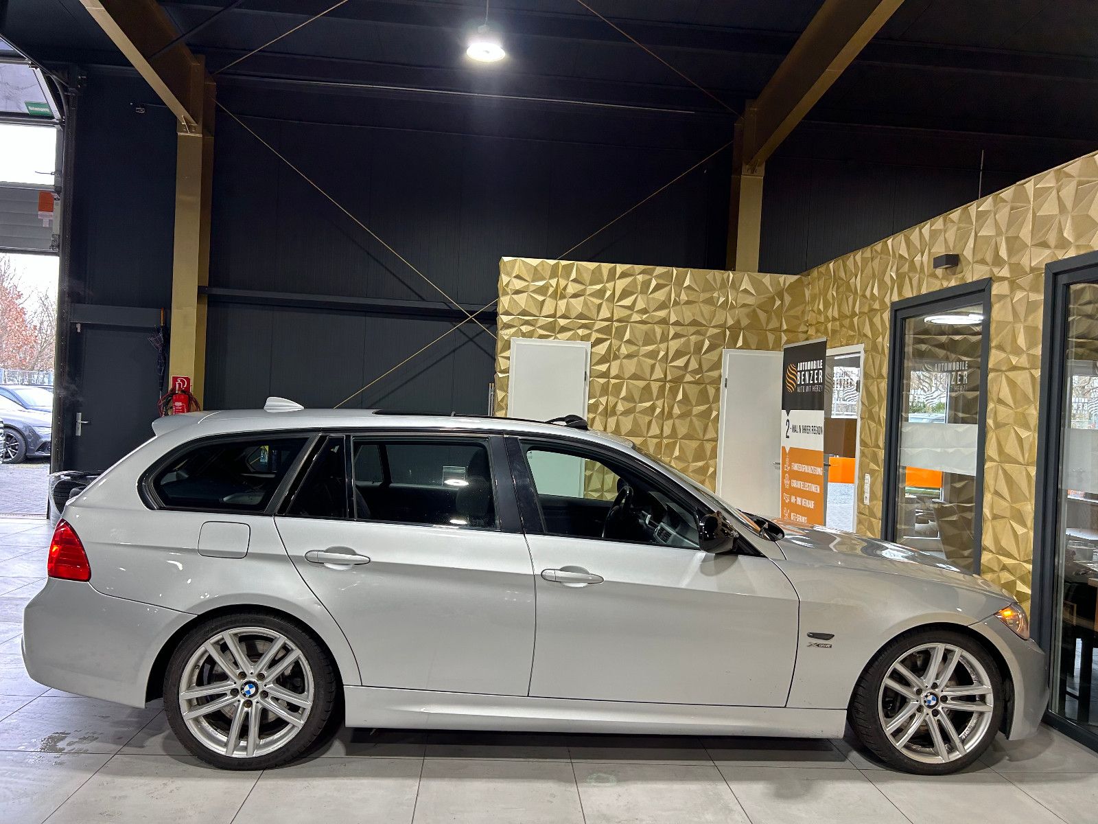 Fahrzeugabbildung BMW 335i xDrive/PANO/ALCANTARA/NAVI/PDC/TEMPOMAT