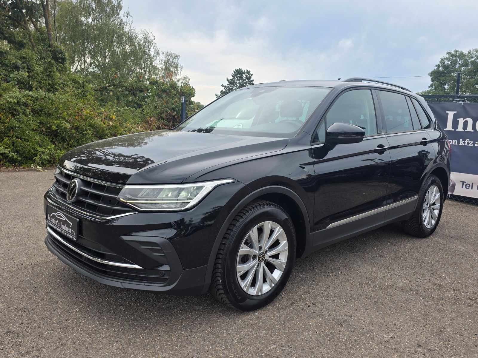 Volkswagen Tiguan  150PS Automatik LED ACC Navigation Parkp