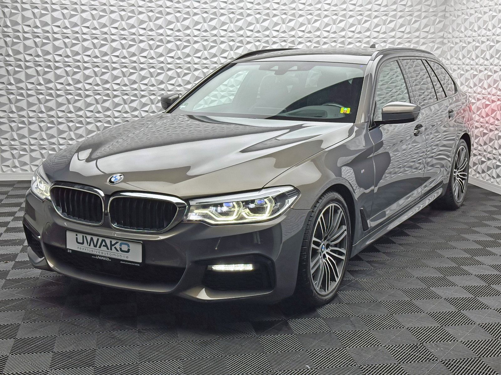 Fahrzeugabbildung BMW 540d XDR/M-PAKET/STANDHZ/3xTV/H&K/PANO/360°/SOFT