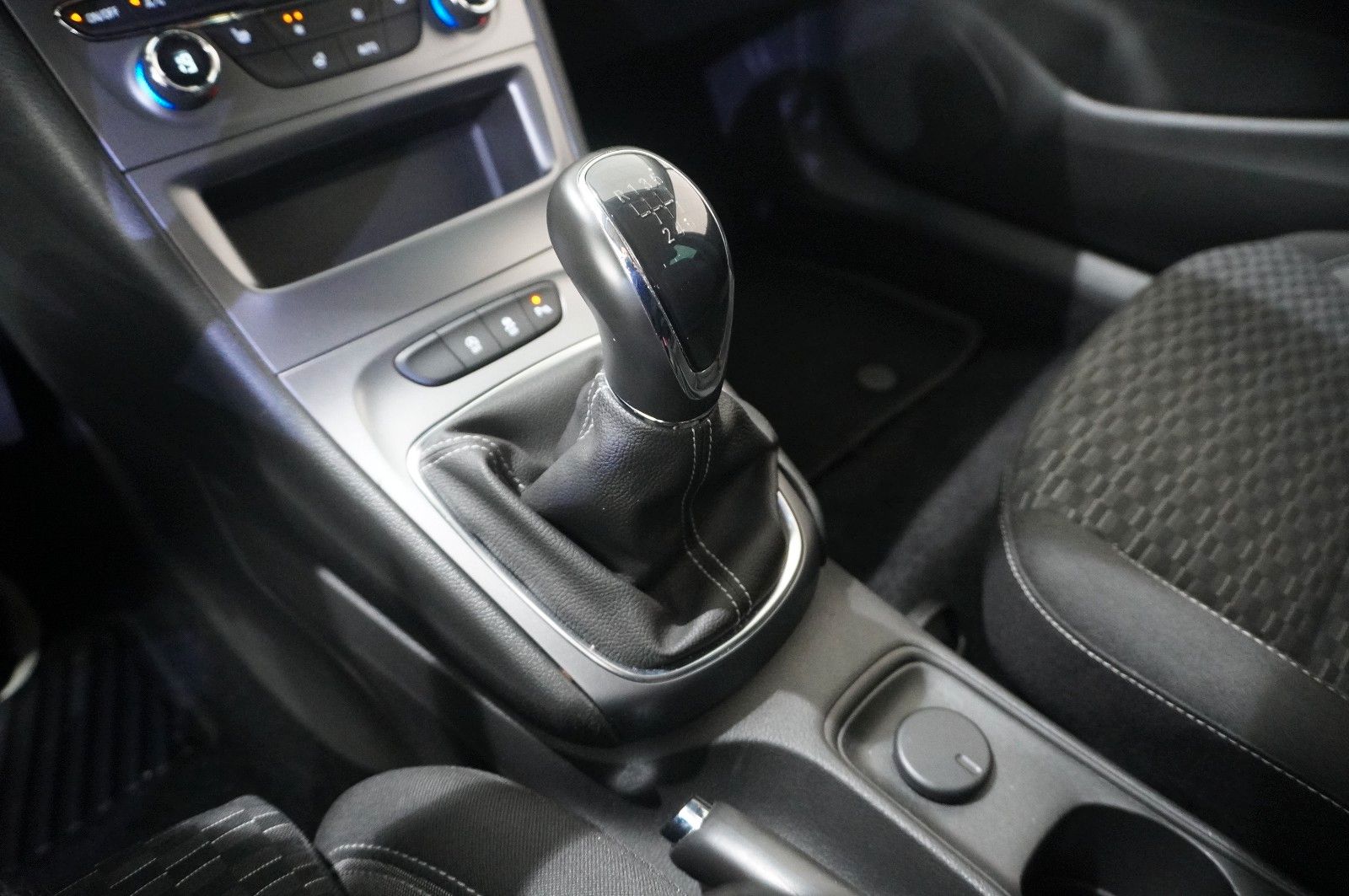 Fahrzeugabbildung Opel Astra K ST 1.2T EDITION NAVI/LED/KAMERA/SHZ/AHK