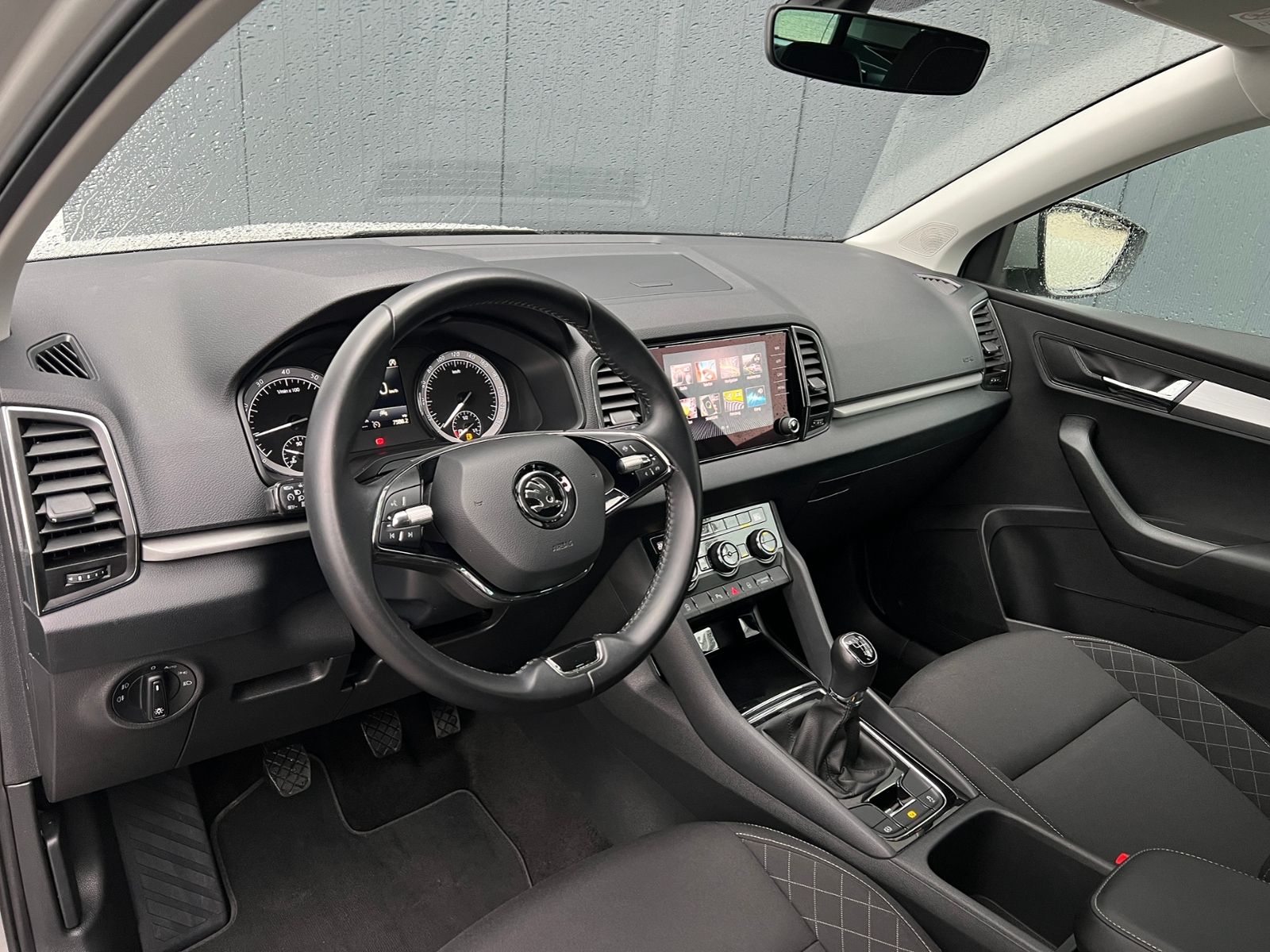 Fahrzeugabbildung SKODA Karoq Ambition 1.5 TSI *AHK, Climatronic, Sitzhz