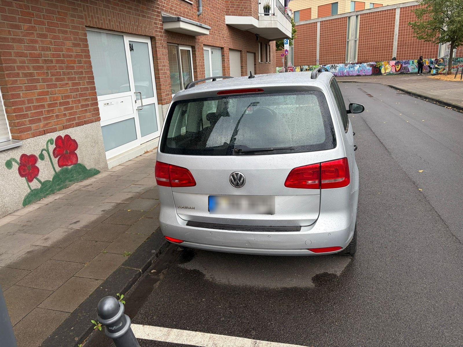 Volkswagen Touran 2011 — interior